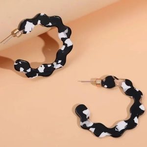 Wavy black & white acrylic cuff earrings